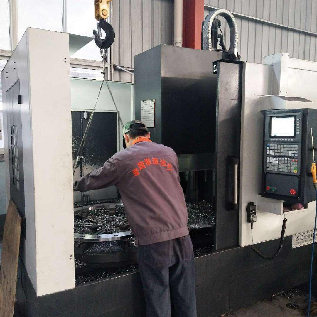 Công nhân kỹ thuật hoàn thiện quy trình trên mặt bích CNC